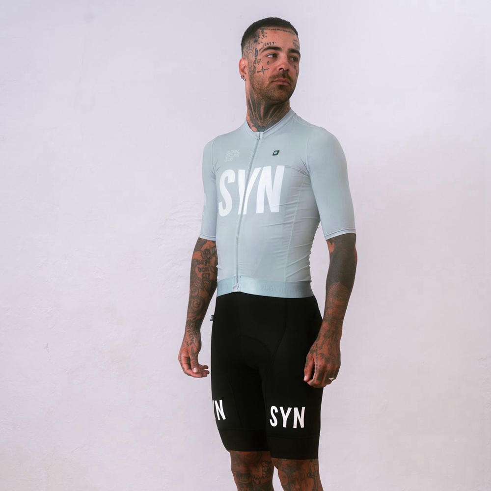 Zilvergrijs wielertrui met kor - Cycling Gear Brands recensie en prijs