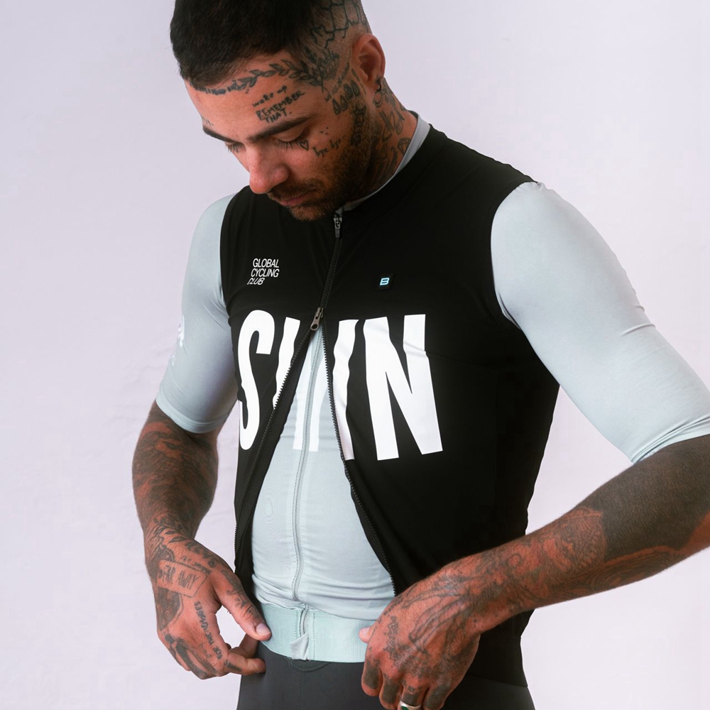 Zilvergrijs wielertrui met kor - Cycling Gear Brands recensie en prijs